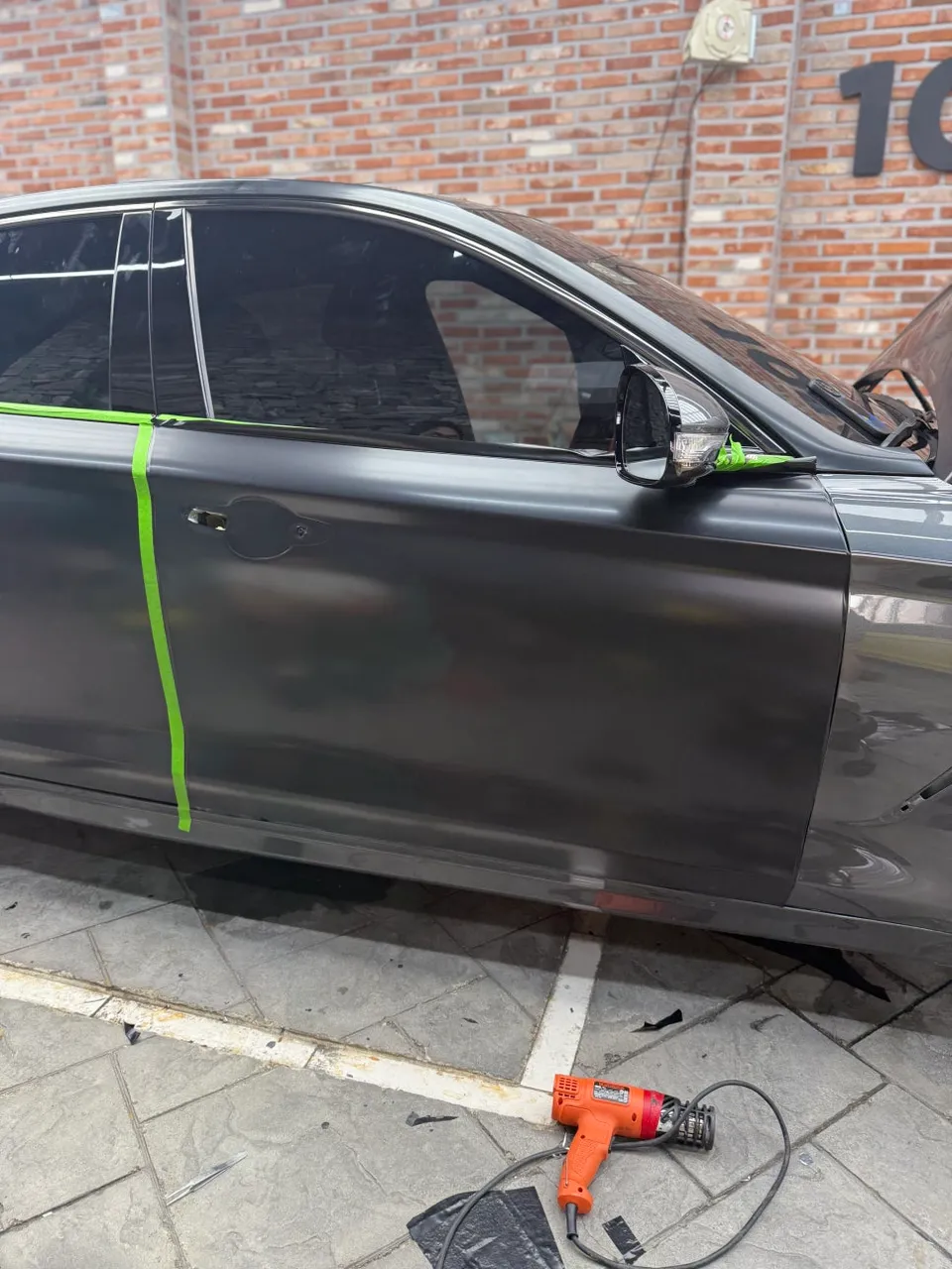 Genesis G70のカーラッピング事例｜サテンブラックで印象激変 施工写真 2-1