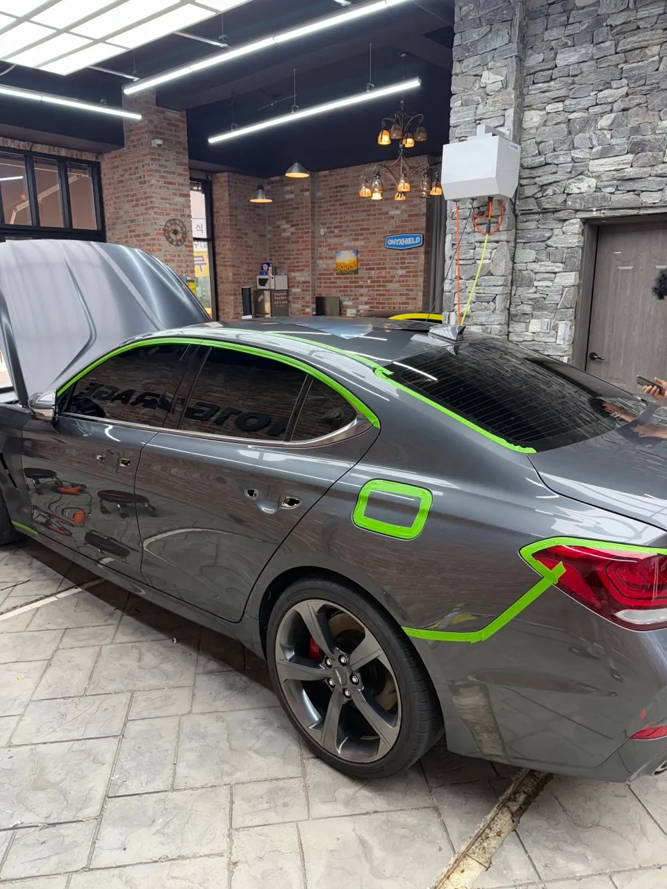 Genesis G70のカーラッピング事例｜サテンブラックで印象激変 施工写真 3-1