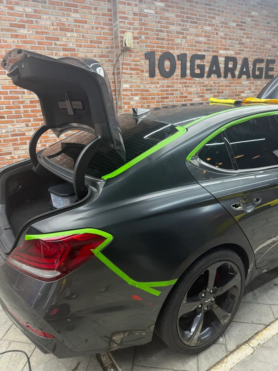 Genesis G70のカーラッピング事例｜サテンブラックで印象激変 施工写真 3-2