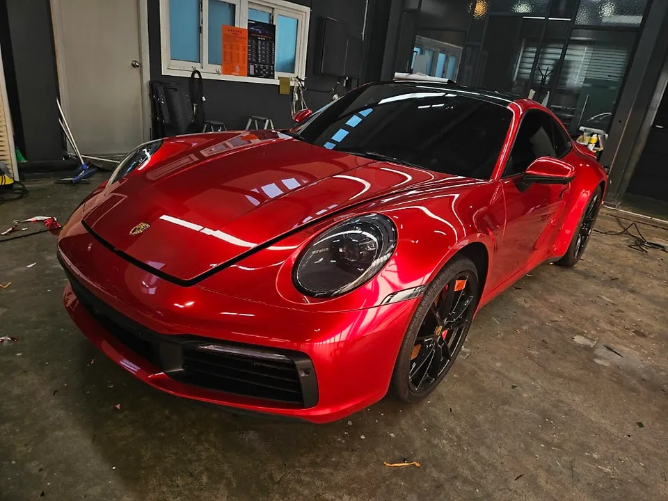 ポルシェ 911 992 カーラッピング事例|キャンディレッド 施工写真 1-2