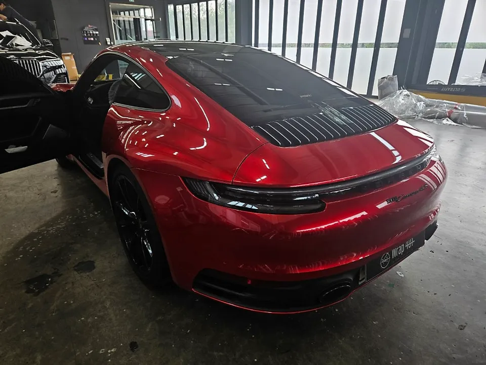 ポルシェ 911 992 カーラッピング事例|キャンディレッド 施工写真 2-2