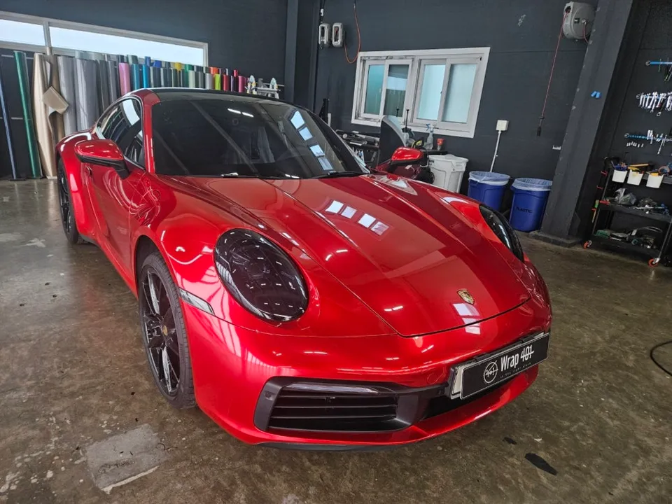 ポルシェ 911 992 カーラッピング事例|キャンディレッド 施工写真 3-2