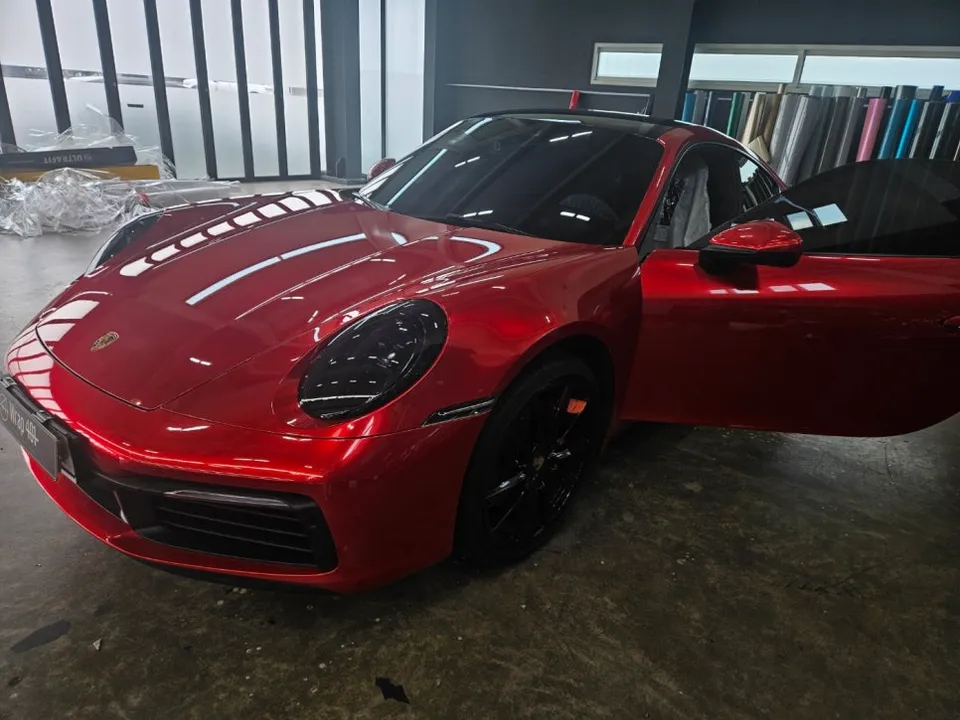 ポルシェ 911 992 カーラッピング事例|キャンディレッド 施工写真 2-3