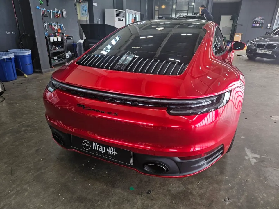 ポルシェ 911 992 カーラッピング事例|キャンディレッド 施工写真 3-3