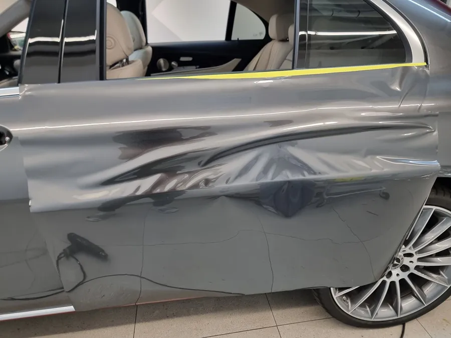 Mercedes-Benz Eクラスのカーラッピング事例:高級感あふれるセルライトグレー 施工写真 2-2