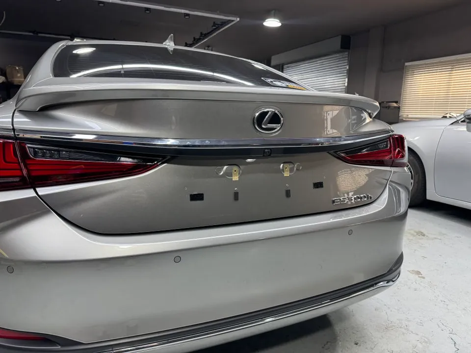 Lexus ES 300hのドライブレコーダー取付事例|後方視界改善 施工写真 3-1