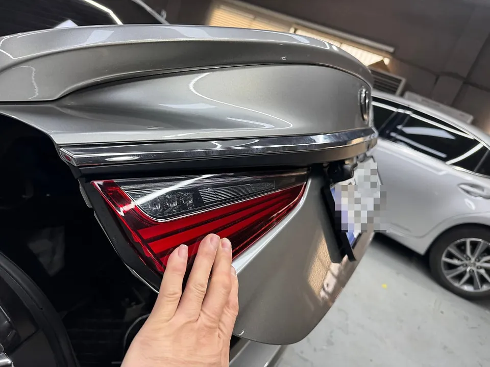 Lexus ES 300hのドライブレコーダー取付事例|後方視界改善 施工写真 2-2