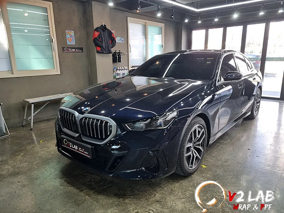 BMW 5 Seriesのカーラッピング事例|クロームパーツのブラック化 施工写真 1-1