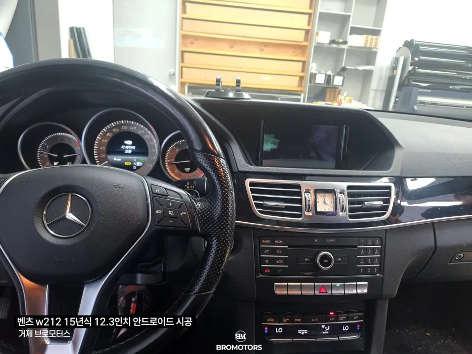 Mercedes-Benz E-Class W212のAndroid Auto・CarPlay取付事例 施工写真 3-1