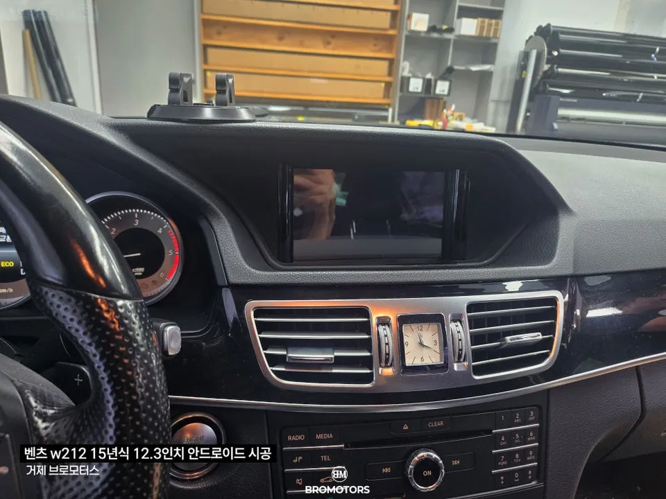 Mercedes-Benz E-Class W212のAndroid Auto・CarPlay取付事例 施工写真 4-1