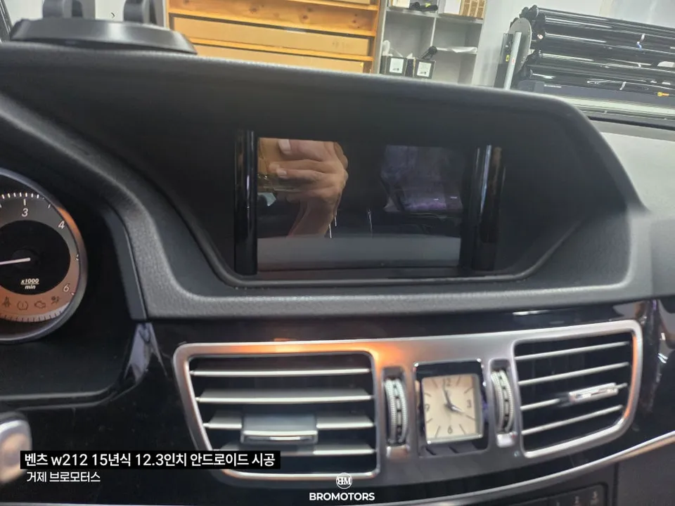 Mercedes-Benz E-Class W212のAndroid Auto・CarPlay取付事例 施工写真 1-2