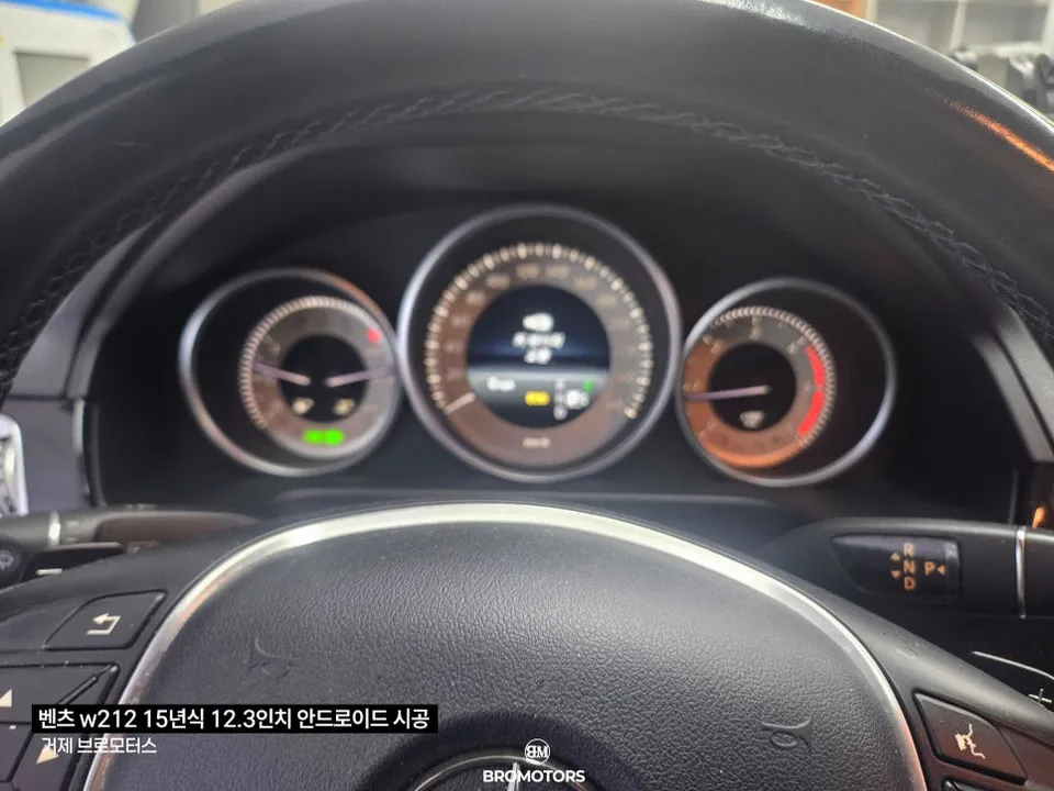 Mercedes-Benz E-Class W212のAndroid Auto・CarPlay取付事例 施工写真 2-2