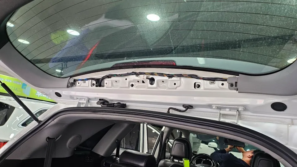 BMW X7のドライブレコーダー取付事例 施工写真 4-2