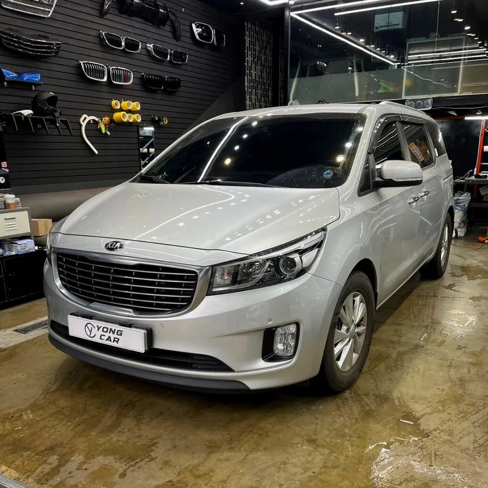 Kia Carnivalのカーラッピング事例|サテンブラックで洗練された印象に 施工写真 1-1