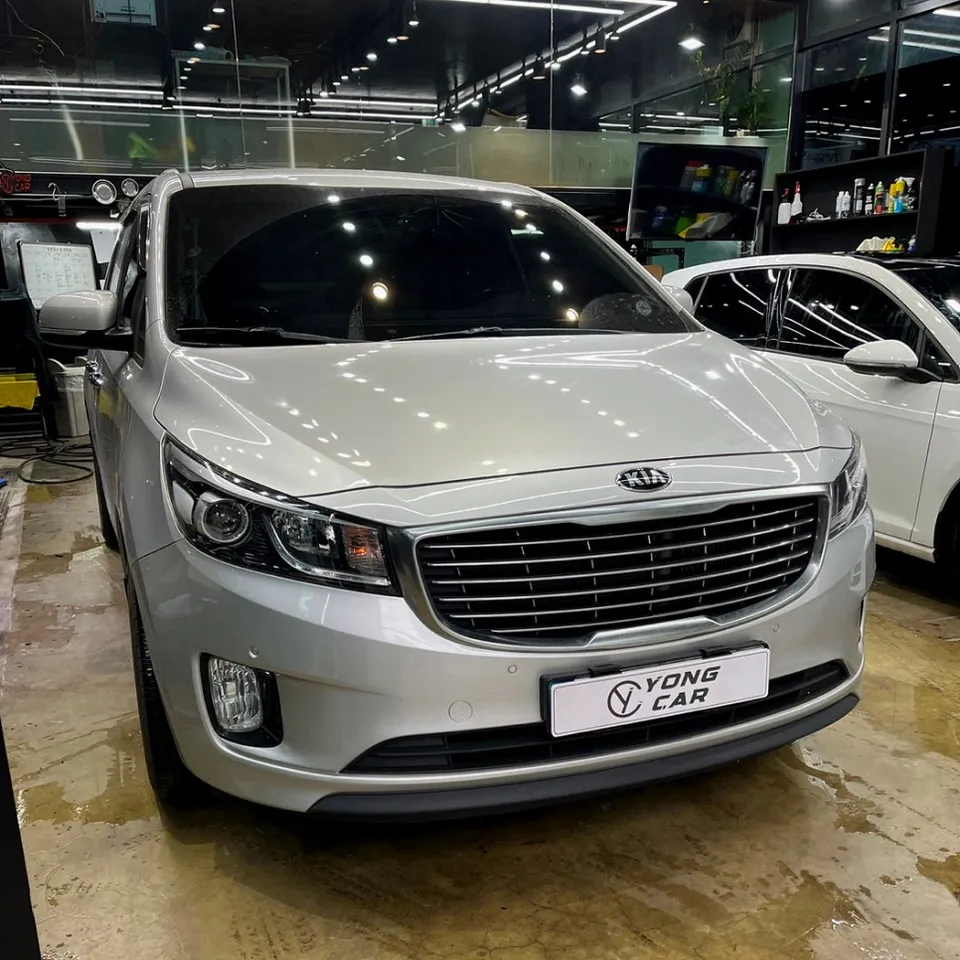 Kia Carnivalのカーラッピング事例|サテンブラックで洗練された印象に 施工写真 2-1