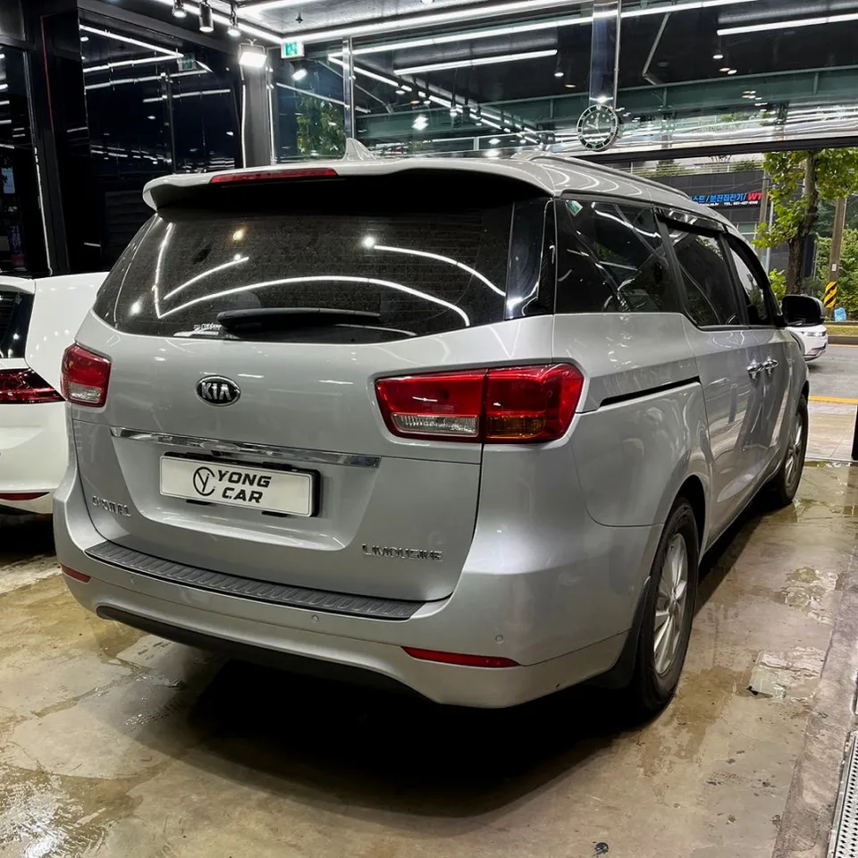 Kia Carnivalのカーラッピング事例|サテンブラックで洗練された印象に 施工写真 3-1