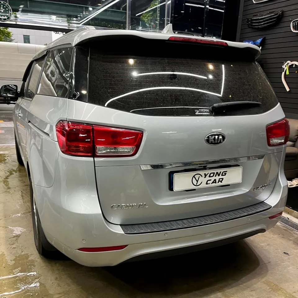 Kia Carnivalのカーラッピング事例|サテンブラックで洗練された印象に 施工写真 1-2