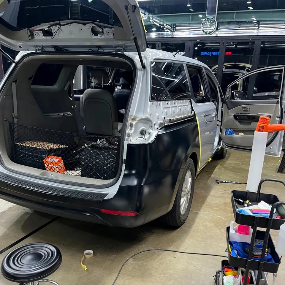 Kia Carnivalのカーラッピング事例|サテンブラックで洗練された印象に 施工写真 3-3