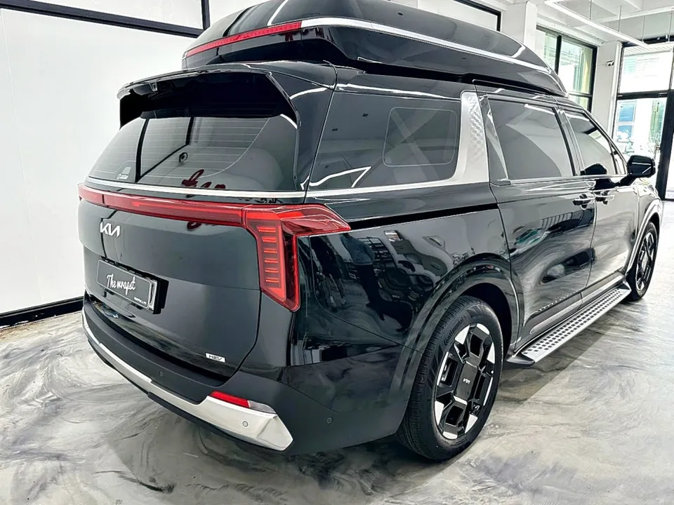 Kia Carnival Hi-Limousineのカーラッピング事例:デュオトーンで個性を演出 施工写真 2-1