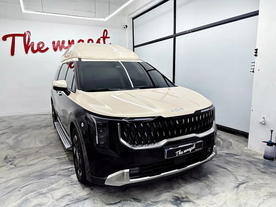Kia Carnival Hi-Limousineのカーラッピング事例:デュオトーンで個性を演出 施工写真 1-2