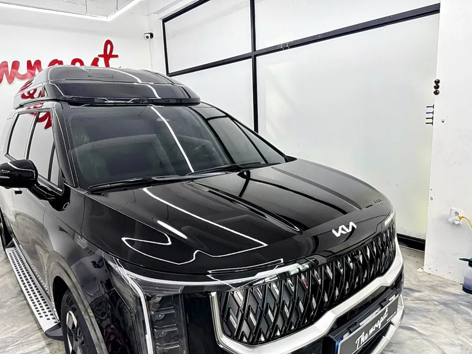Kia Carnival Hi-Limousineのカーラッピング事例:デュオトーンで個性を演出 施工写真 2-2