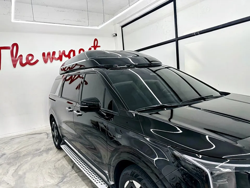 Kia Carnival Hi-Limousineのカーラッピング事例:デュオトーンで個性を演出 施工写真 1-3
