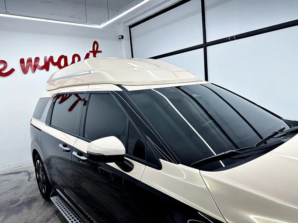 Kia Carnival Hi-Limousineのカーラッピング事例:デュオトーンで個性を演出 施工写真 2-3
