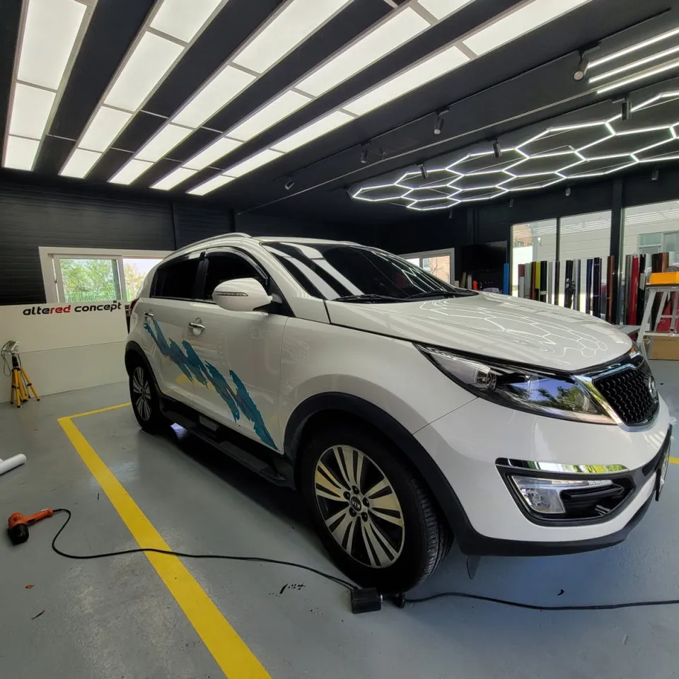 Kia Sportageのカーラッピング事例|90年代風サイドグラフィック 施工写真 2-2