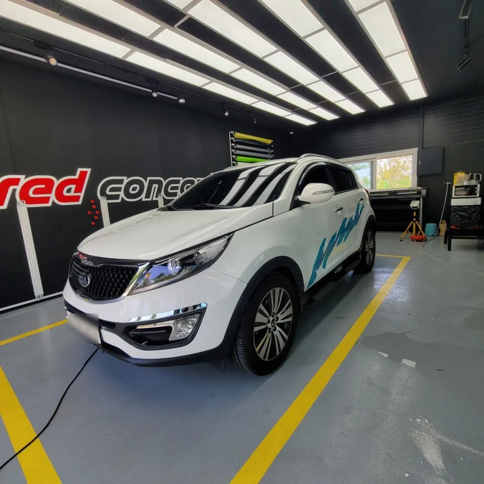 Kia Sportageのカーラッピング事例|90年代風サイドグラフィック 施工写真 3-2