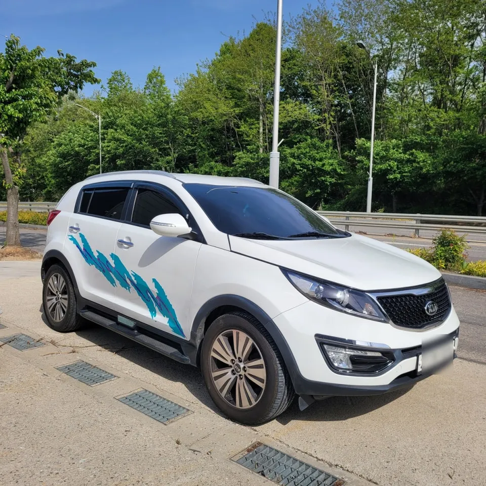 Kia Sportageのカーラッピング事例|90年代風サイドグラフィック 施工写真 2-3