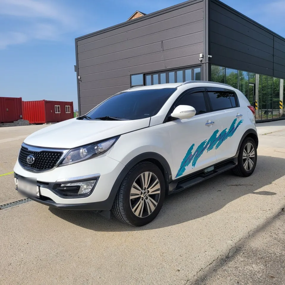 Kia Sportageのカーラッピング事例|90年代風サイドグラフィック 施工写真 3-3