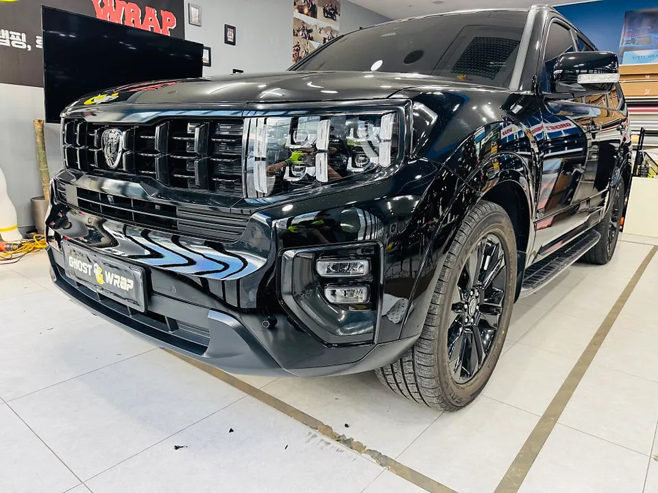 Kia Mohave The Masterのカーラッピング事例:サテンブラックで高級感アップ 施工写真 2-2