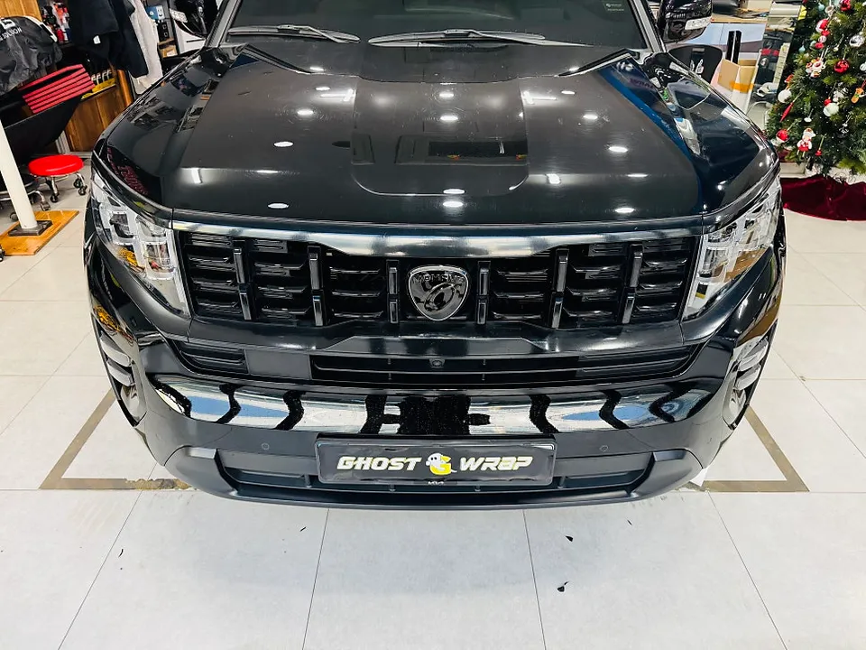 Kia Mohave The Masterのカーラッピング事例:サテンブラックで高級感アップ 施工写真 3-2