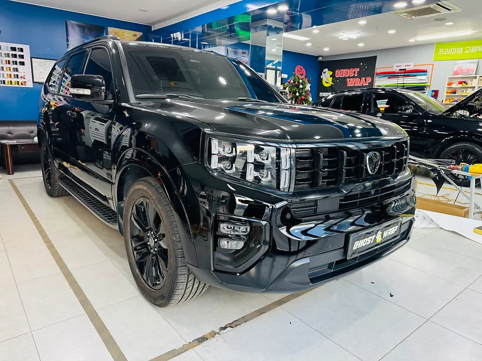 Kia Mohave The Masterのカーラッピング事例:サテンブラックで高級感アップ 施工写真 1-3