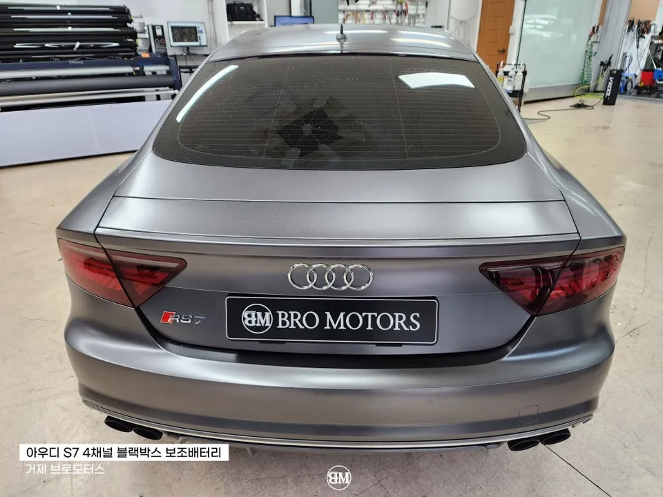 Audi S7の4チャンネルドラレコ取付事例｜韓国実施工 施工写真 3-2