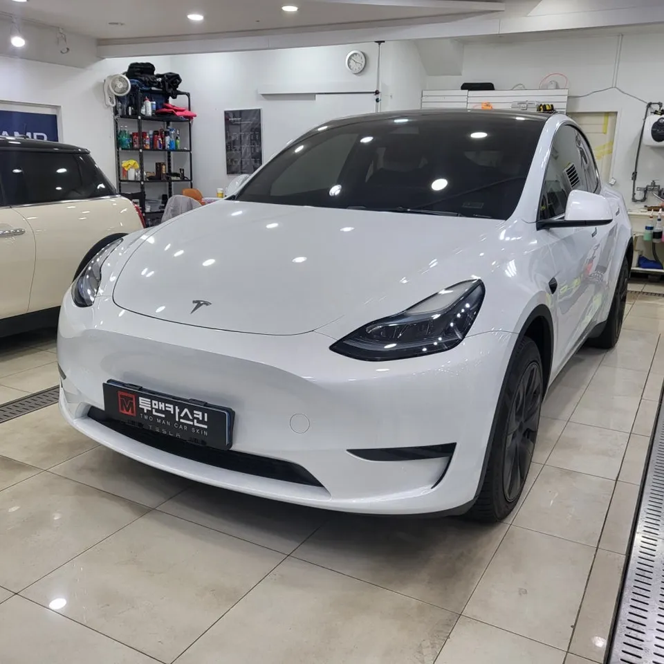 Tesla Model Yのカーラッピング事例｜内装の印象を変える 写真