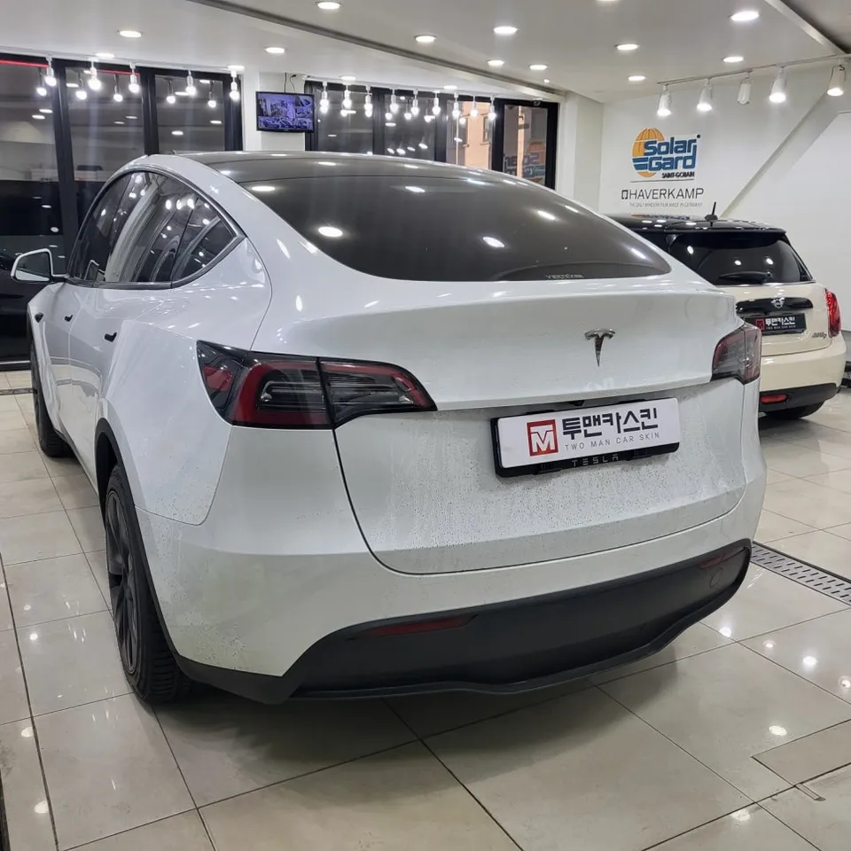 Tesla Model Yのカーラッピング事例|内装の印象を変える 施工写真 3-1