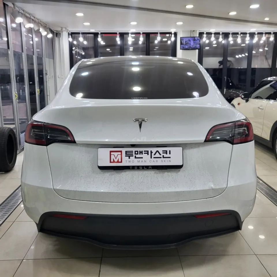 Tesla Model Yのカーラッピング事例|内装の印象を変える 施工写真 1-2
