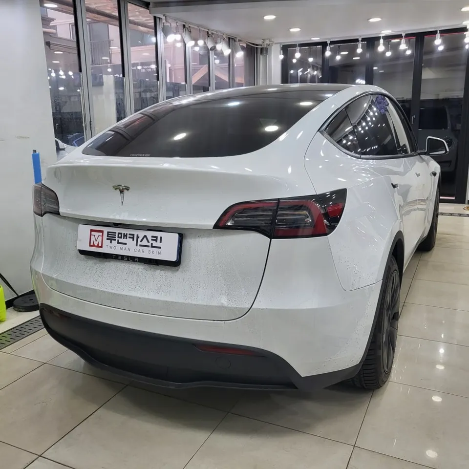 Tesla Model Yのカーラッピング事例|内装の印象を変える 施工写真 2-2