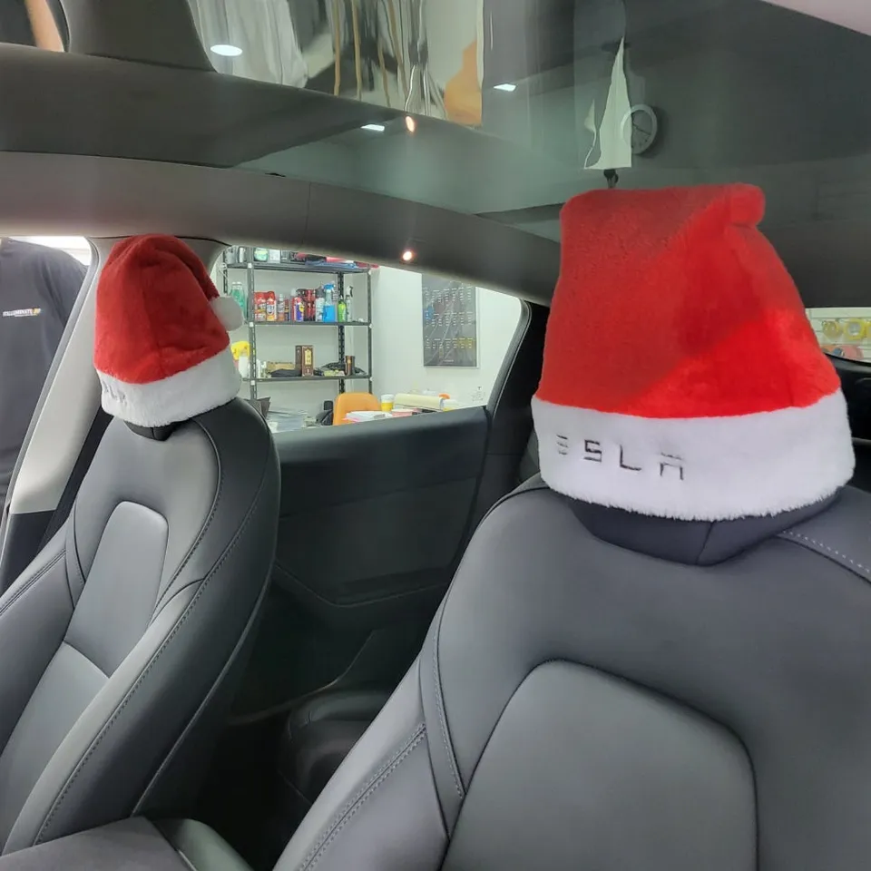 Tesla Model Yのカーラッピング事例|内装の印象を変える 施工写真 1-3