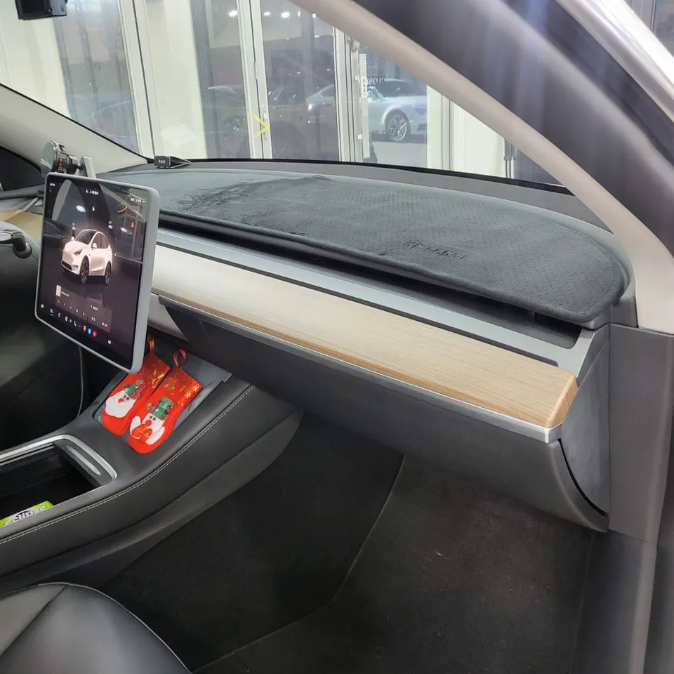 Tesla Model Yのカーラッピング事例|内装の印象を変える 施工写真 2-3