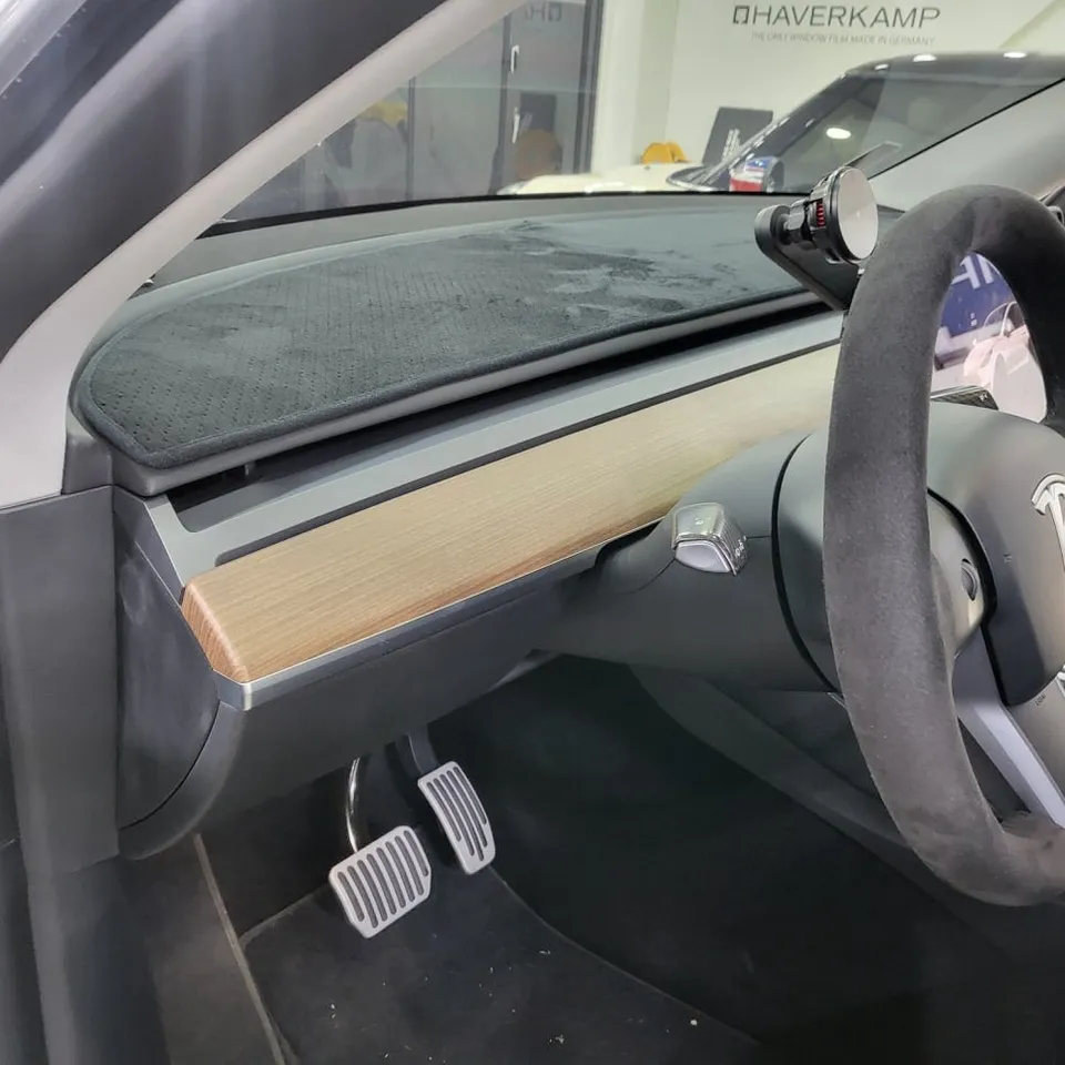 Tesla Model Yのカーラッピング事例|内装の印象を変える 施工写真 3-3
