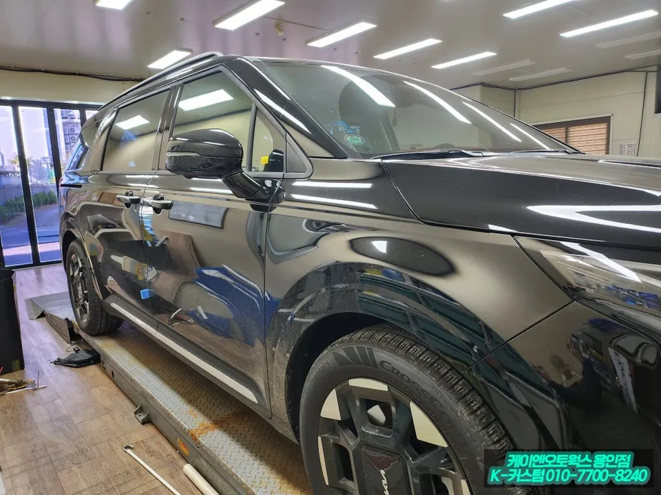 Kia Carnival KA4 body kit - Kia Carnival KA4 Electric Side Steps Review — Enhanced Access photo 4