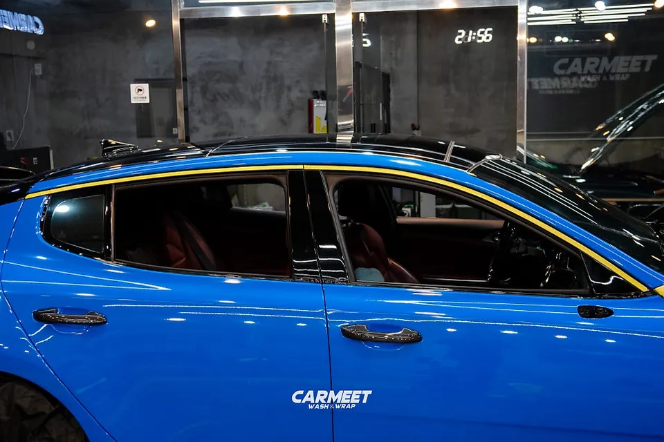 Kia Stingerのカーラッピング事例|ダジャブルーの仕上がり 施工写真 4-2