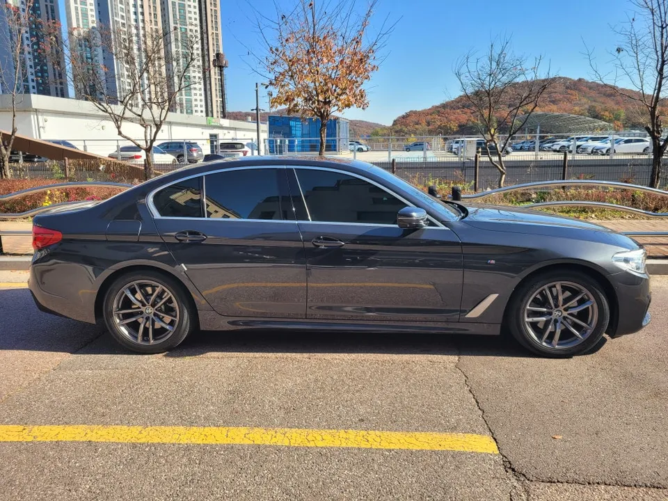 BMW 5 Series G30 カーラッピング事例：費用目安と仕上がり 施工写真 2-1