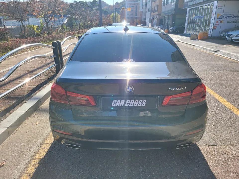 BMW 5 Series G30 カーラッピング事例：費用目安と仕上がり 施工写真 3-1