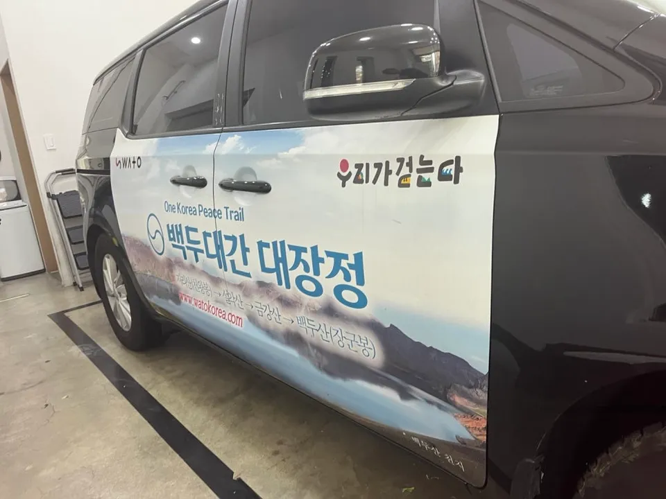 Kia Carnivalのカーラッピング事例｜広告剥がしと仕上がり 施工写真 1-2