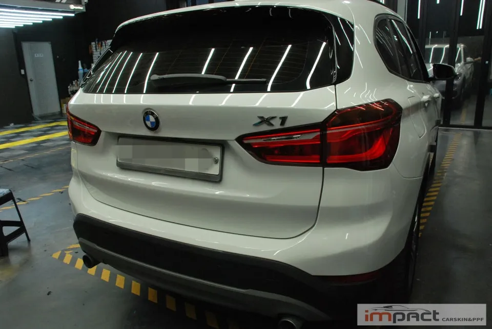 BMW X1のカーラッピング事例｜実写で見る室内カスタム 施工写真 2-1
