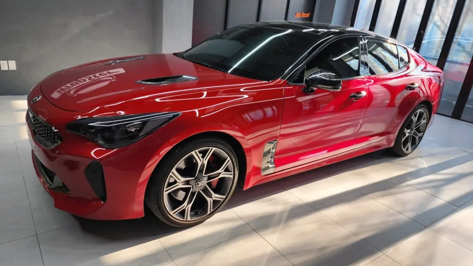 Kia Stingerのカーラッピング事例|ファンタムグレーの仕上がり 施工写真 1-2