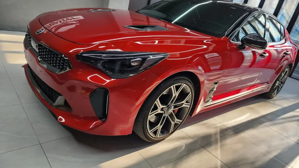 Kia Stingerのカーラッピング事例|ファンタムグレーの仕上がり 施工写真 3-2